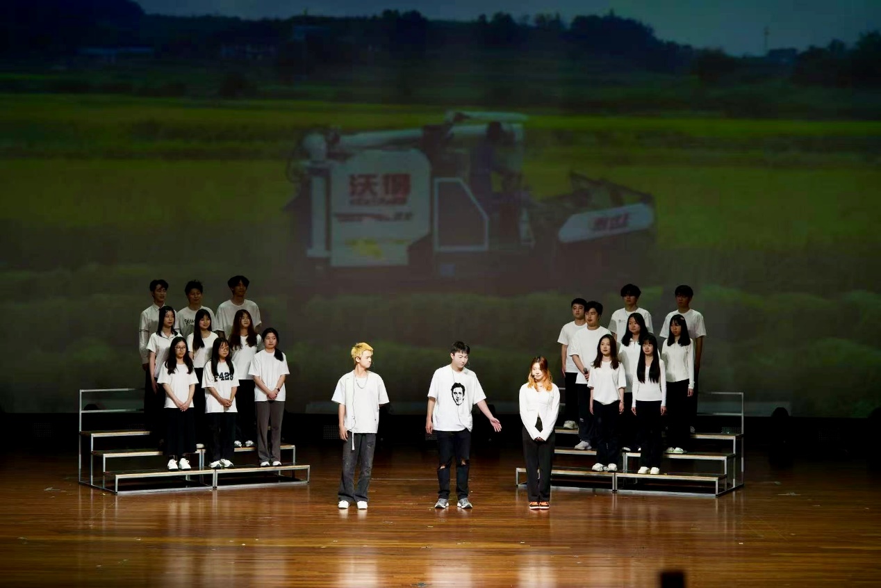 一群人站在台上
AI 生成的内容可能不正确。